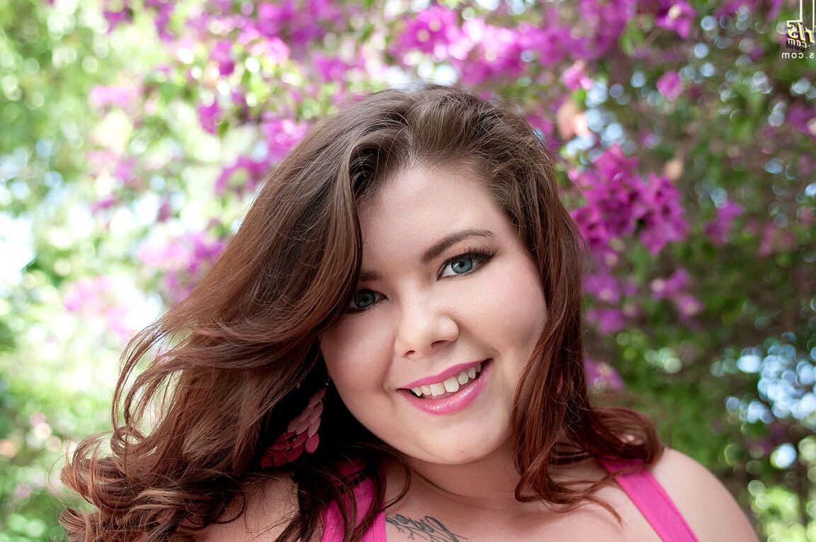 16P La gorda solitaria Harley Ann saca sus grandes tetas de su top en el patio