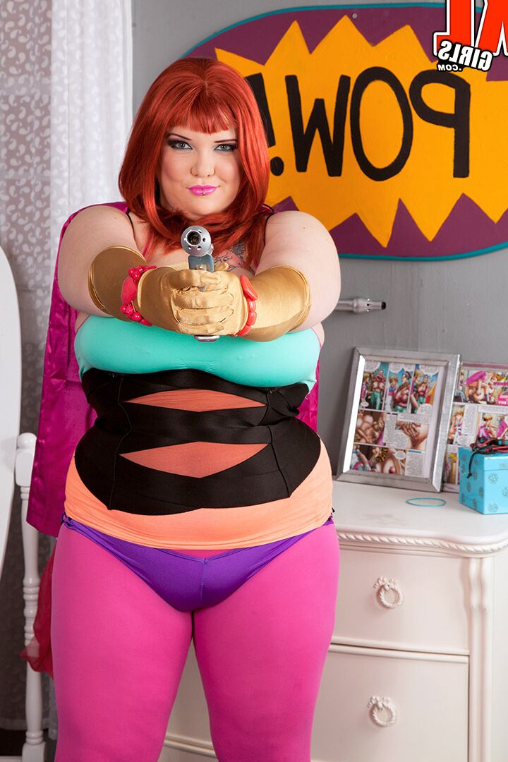 16P Kitty Mcpherson, la grosse rousse, libère ses gros seins de sa tenue de cosplay