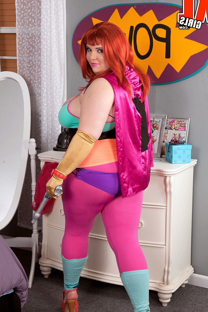 16P Kitty Mcpherson, la grosse rousse, libère ses gros seins de sa tenue de cosplay