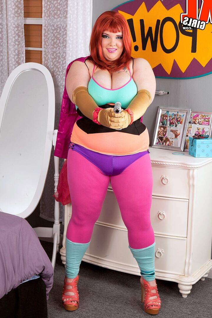 16P Kitty Mcpherson, la grosse rousse, libère ses gros seins de sa tenue de cosplay