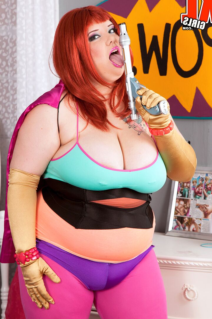 16P Kitty Mcpherson, la grosse rousse, libère ses gros seins de sa tenue de cosplay
