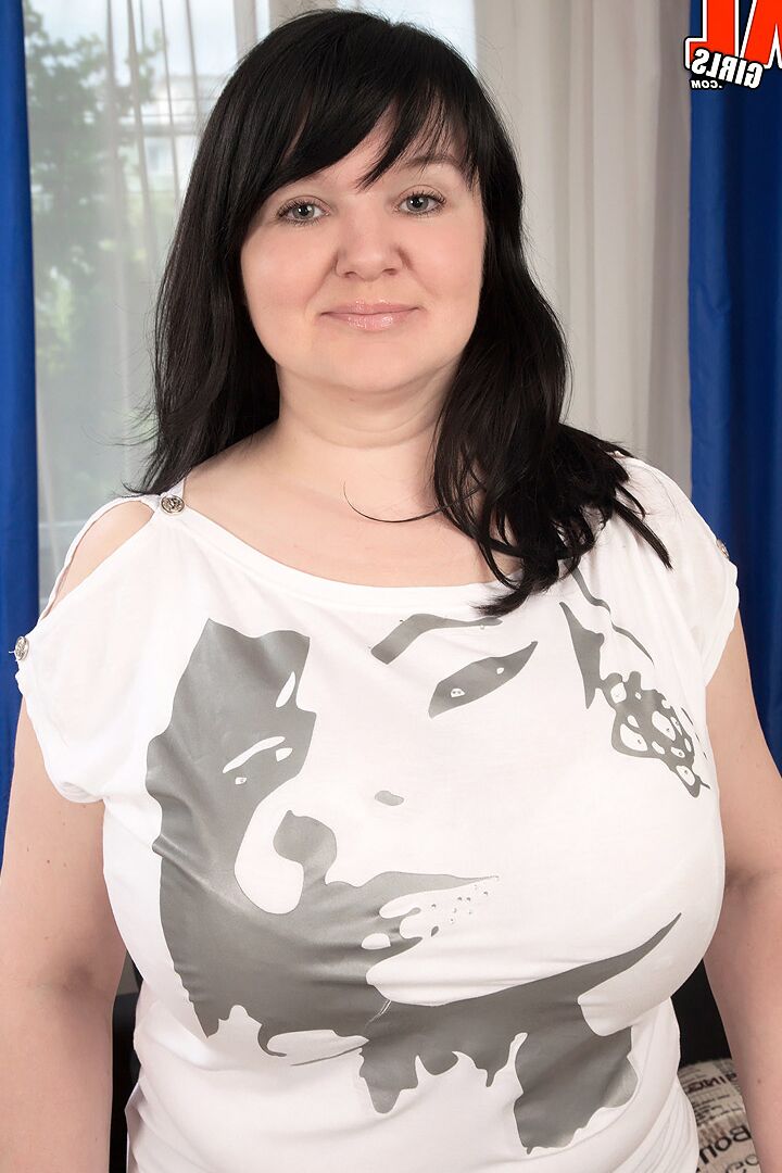 16P A morena gorda Eva Berg revela seus peitos enormes em calcinha de renda