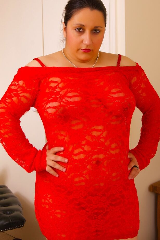 20P A gordinha amadora Kimberly Scott perde seus seios naturais em um vestido vermelho