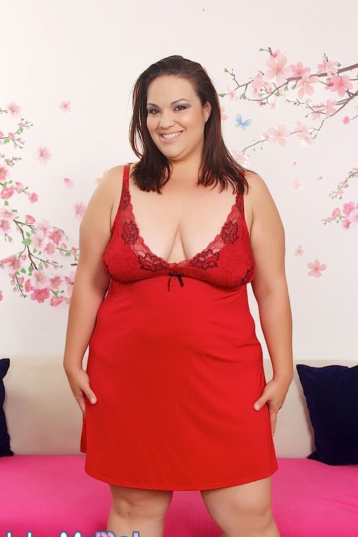 15P Latina BBW Angelina da placer a su coño afeitado con juguetes sexuales después de desnudarse