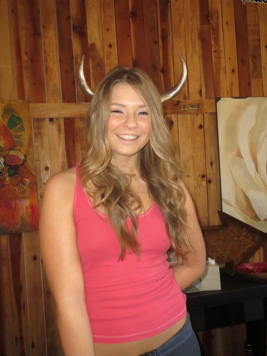 17P A adolescente curvilínea Melissa May tira seu minúsculo short jeans para provocar na calcinha