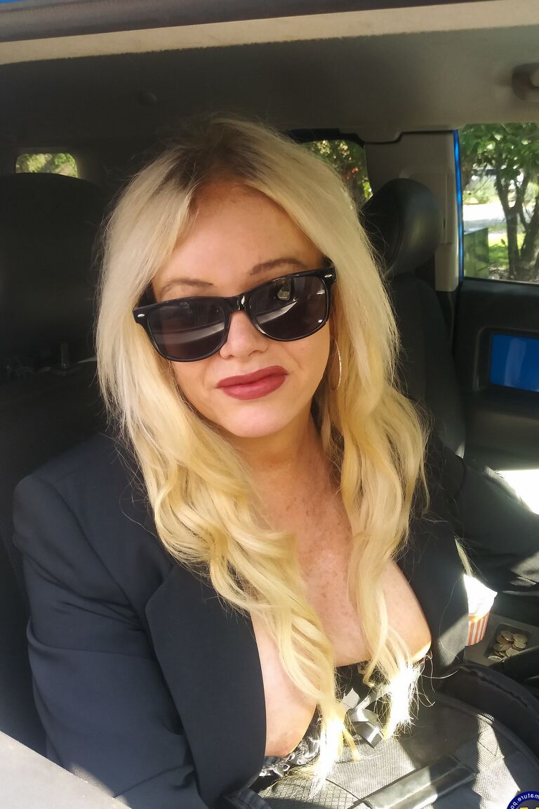 11P Vovó loira gostosa Allissa West se masturba com um brinquedo enquanto usa meias