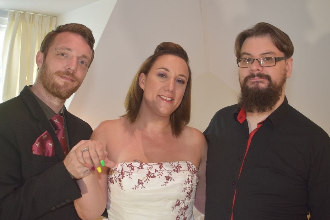 16P Mulher amadora Sara Banks com seus peitos e buceta liberados de um vestido por dois homens