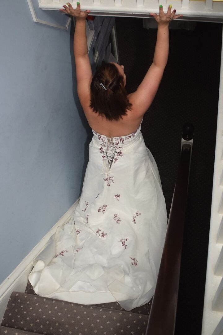 16P Mulher amadora Sara Banks com seus peitos e buceta liberados de um vestido por dois homens