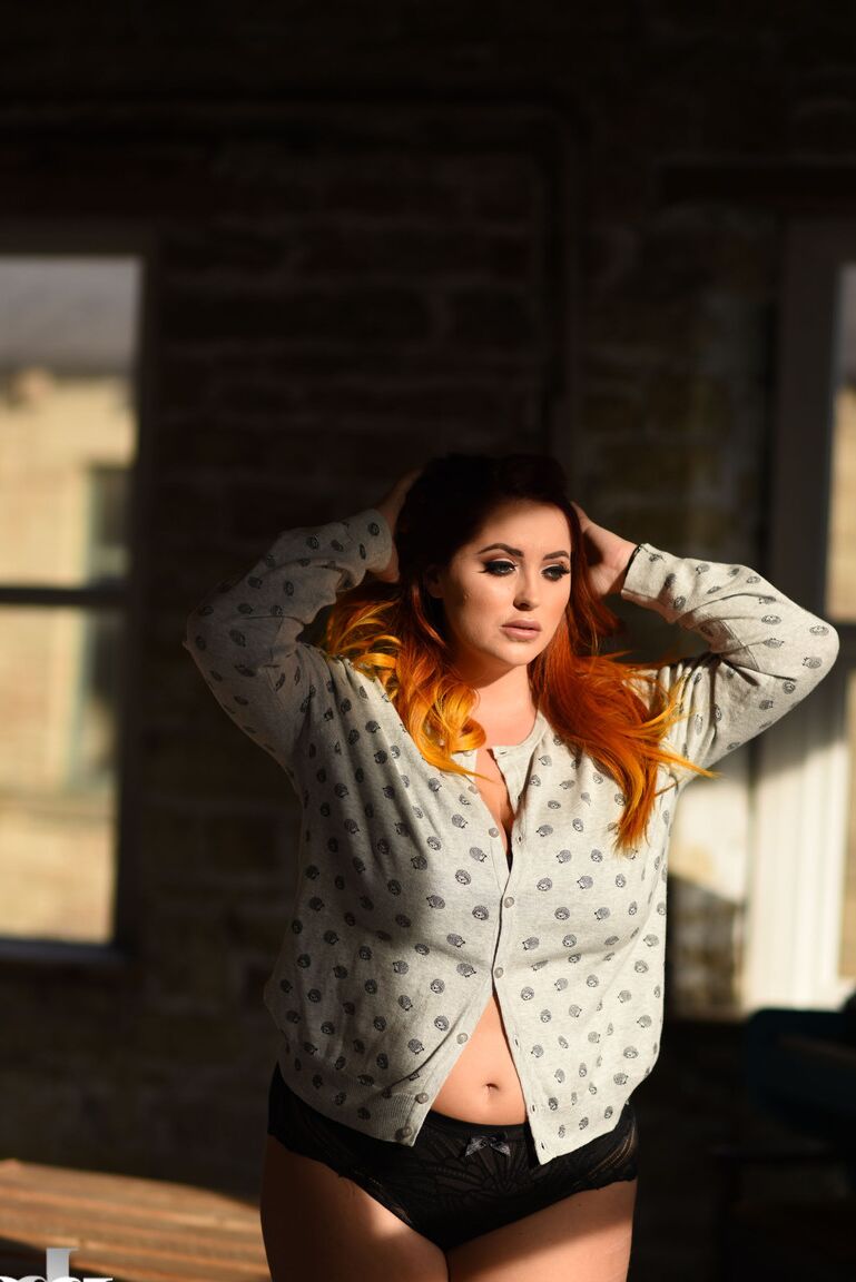 21P, modèle épais, Lucy Vixen, se déshabille avec sa culotte en dentelle.