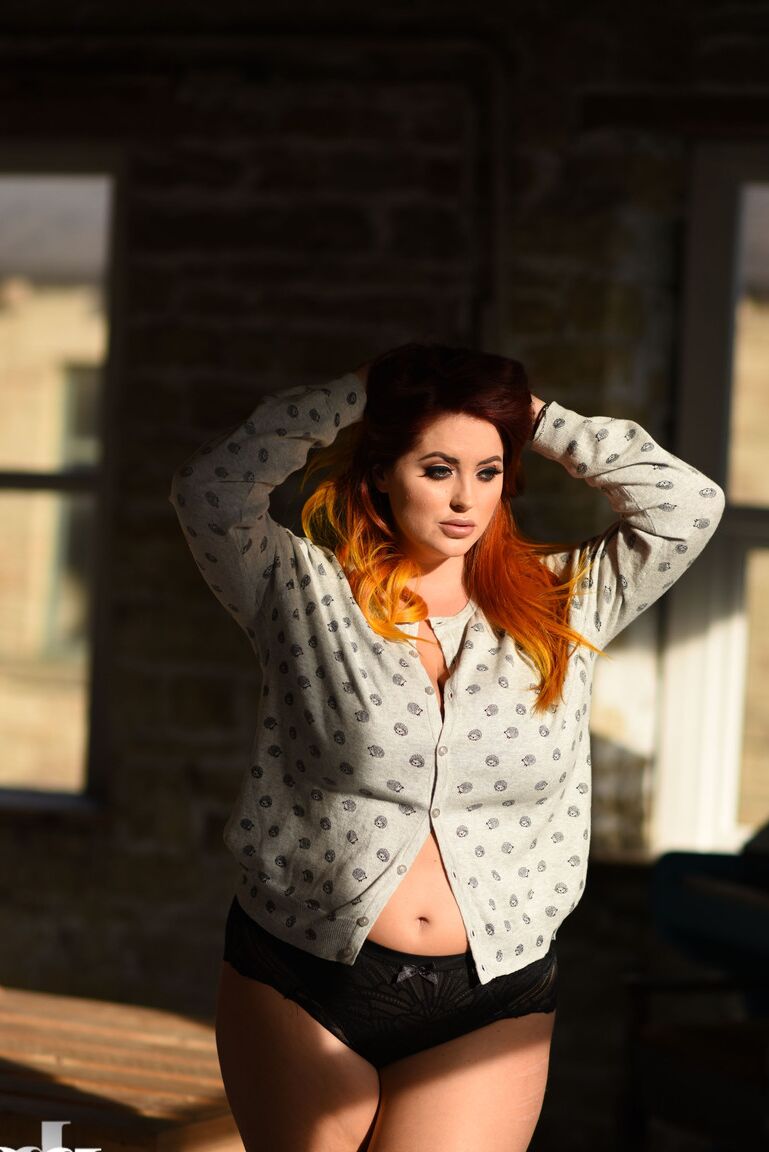 21P, modèle épais, Lucy Vixen, se déshabille avec sa culotte en dentelle.
