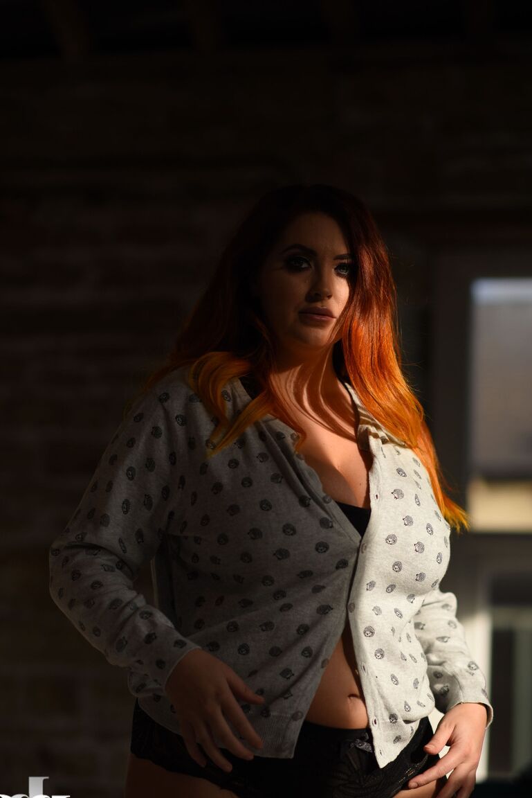 21P, modèle épais, Lucy Vixen, se déshabille avec sa culotte en dentelle.