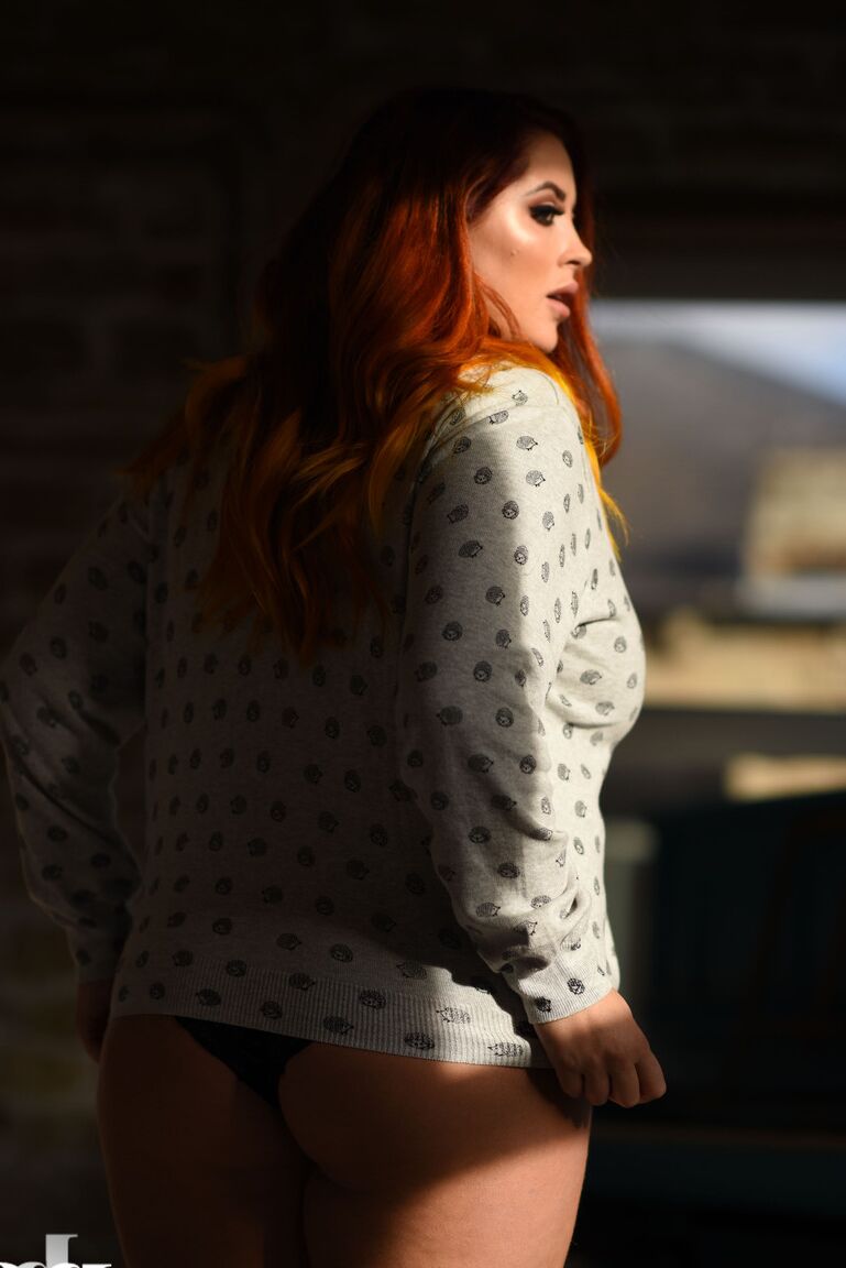 21P, modèle épais, Lucy Vixen, se déshabille avec sa culotte en dentelle.