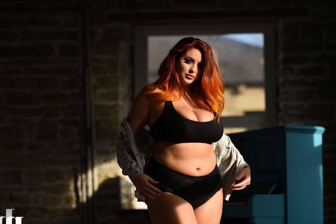 21P, modèle épais, Lucy Vixen, se déshabille avec sa culotte en dentelle.