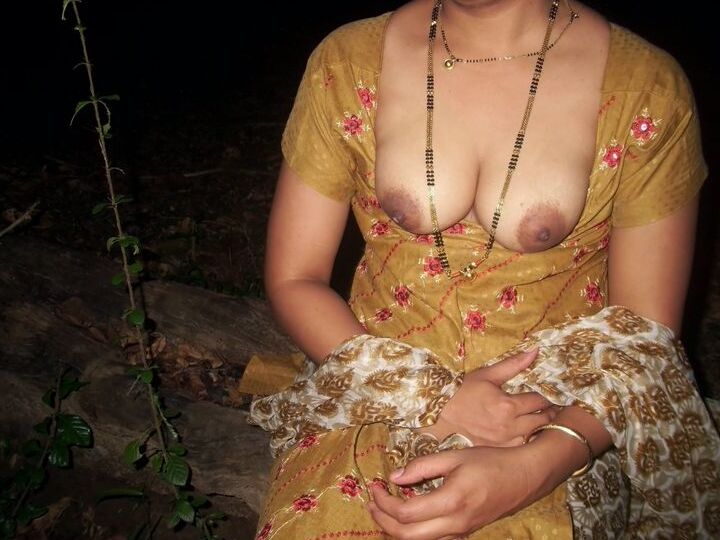 10P Esposa india exponiendo sus jugosas tetas ante la cámara