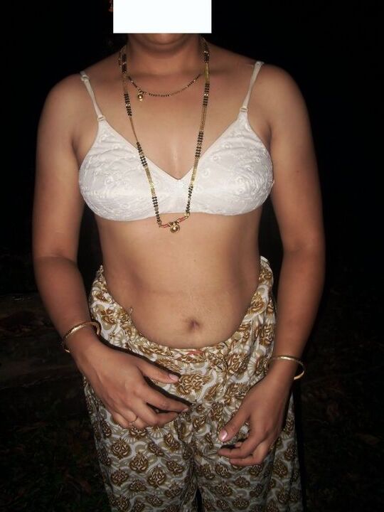 10P Esposa india exponiendo sus jugosas tetas ante la cámara