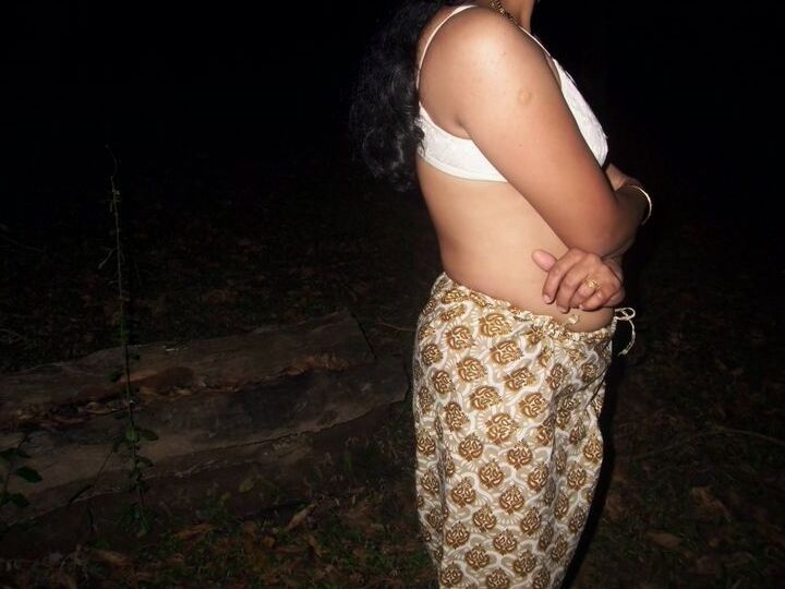 10P Esposa india exponiendo sus jugosas tetas ante la cámara