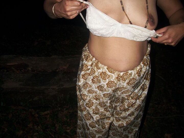 10P Esposa india exponiendo sus jugosas tetas ante la cámara