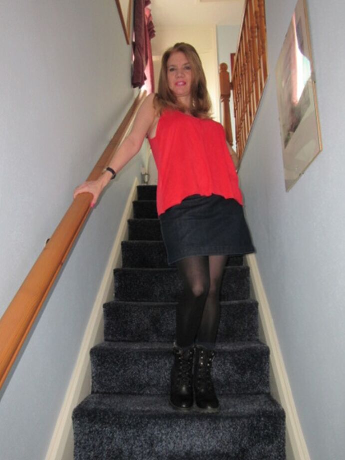 20P La MILF astuta Lily May muestra su gran trasero y abre su coño en las escaleras