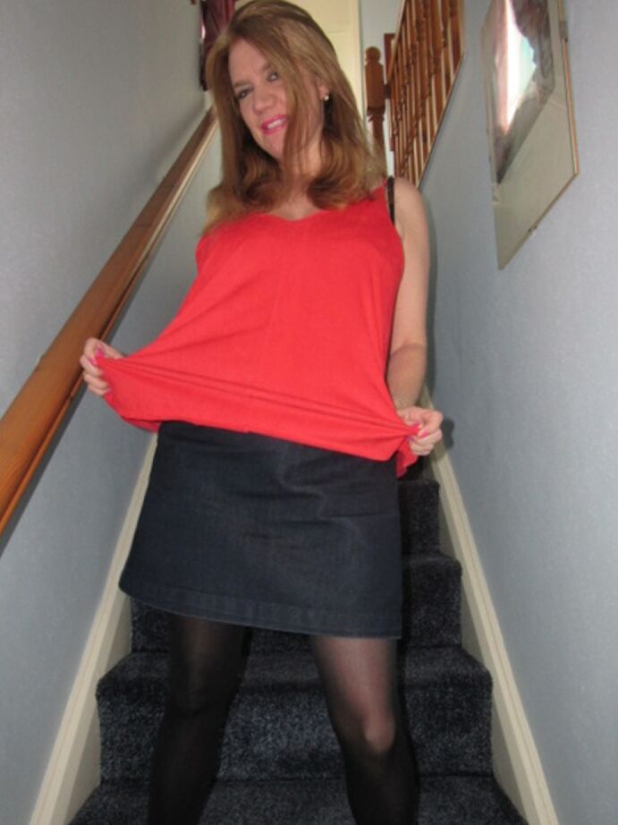 20P La MILF astuta Lily May muestra su gran trasero y abre su coño en las escaleras