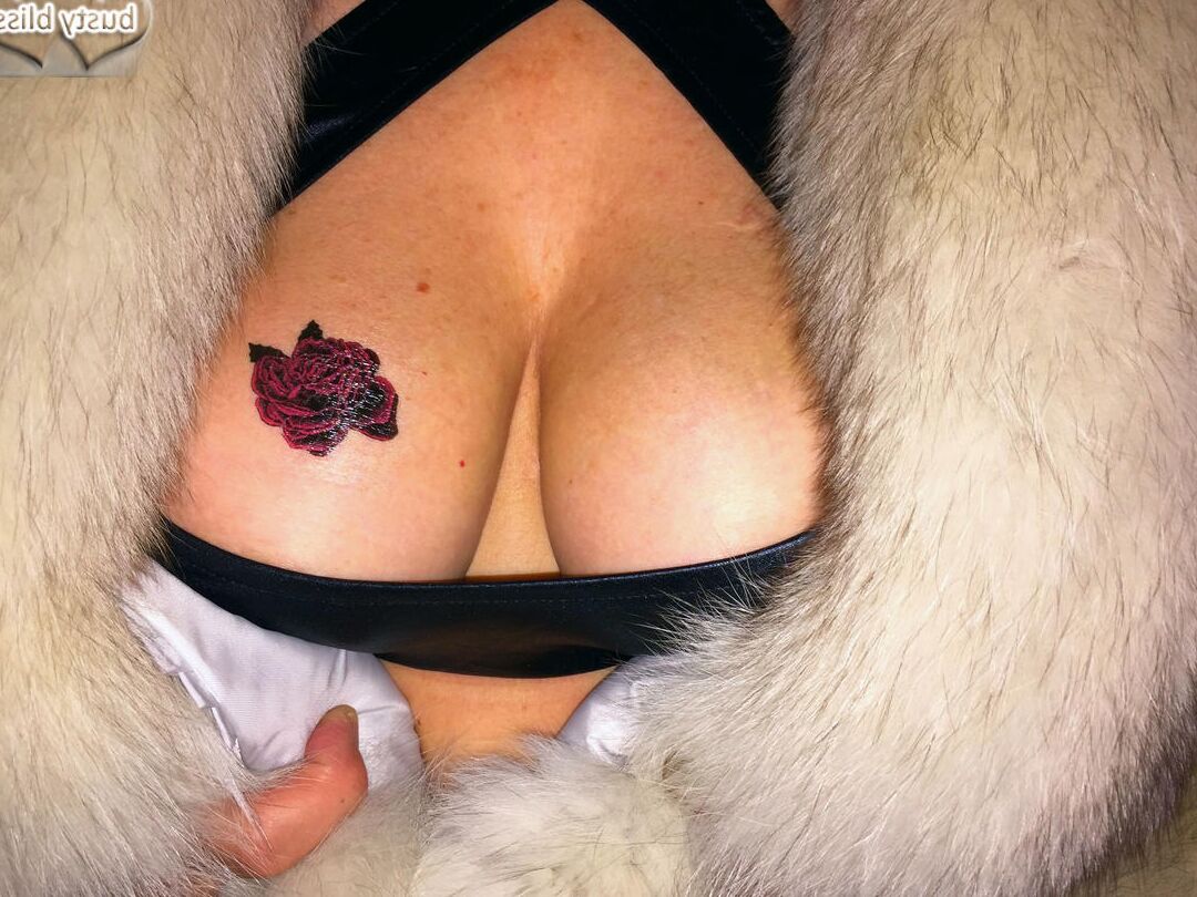 16P Busty Bliss, une amatrice plus âgée, lâche ses gros seins naturels pendant une action en solo