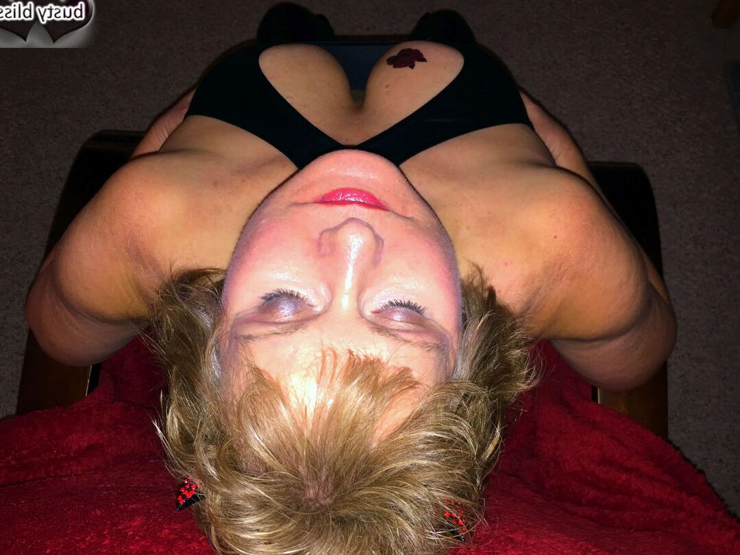 16P Busty Bliss, une amatrice plus âgée, lâche ses gros seins naturels pendant une action en solo