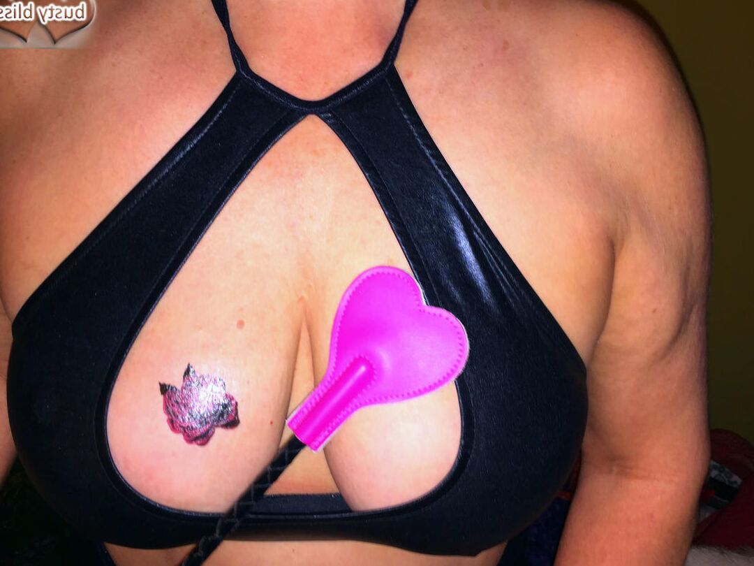 16P Busty Bliss, une amatrice plus âgée, lâche ses gros seins naturels pendant une action en solo