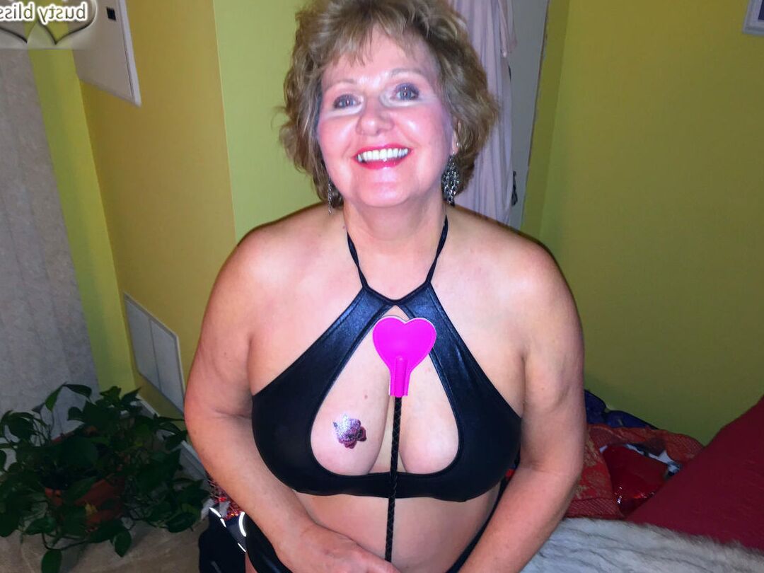 16P Busty Bliss, une amatrice plus âgée, lâche ses gros seins naturels pendant une action en solo