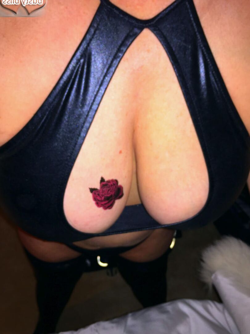 16P Busty Bliss, une amatrice plus âgée, lâche ses gros seins naturels pendant une action en solo
