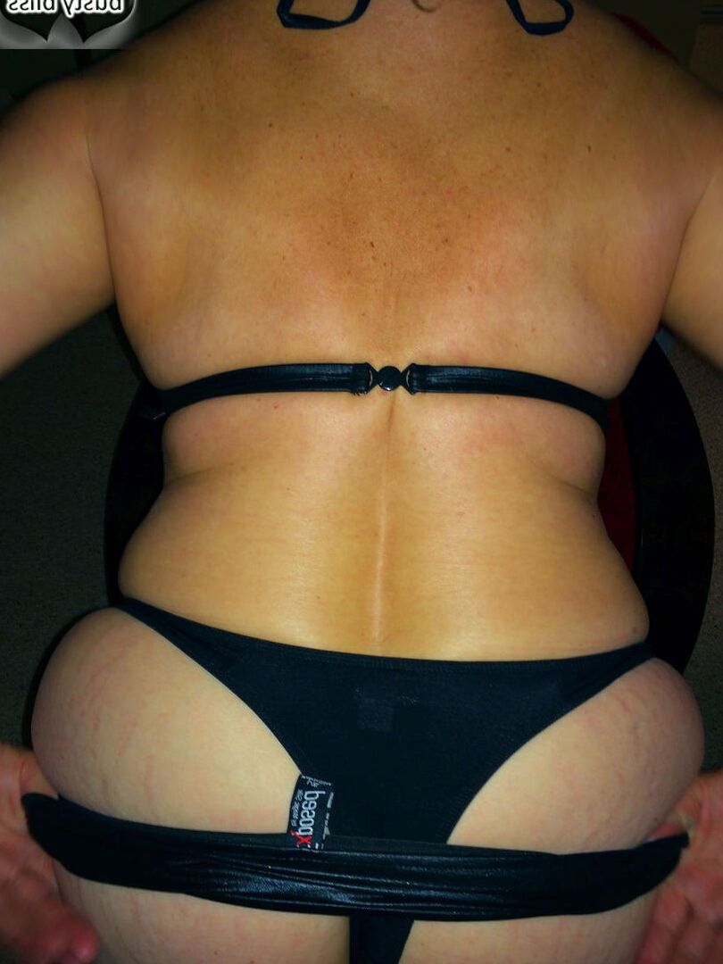 16P Busty Bliss, une amatrice plus âgée, lâche ses gros seins naturels pendant une action en solo
