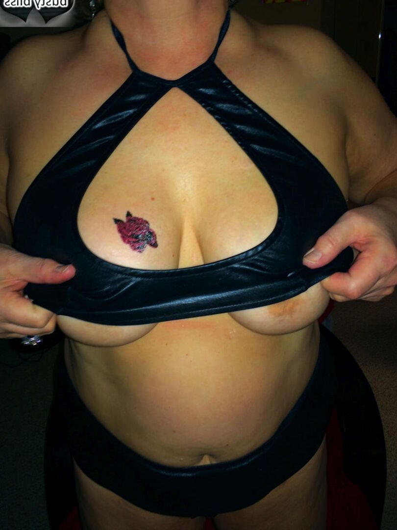 16P Busty Bliss, une amatrice plus âgée, lâche ses gros seins naturels pendant une action en solo