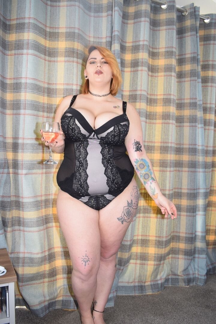16P BBW tatuada fuma y bebe mientras se quita la lencería