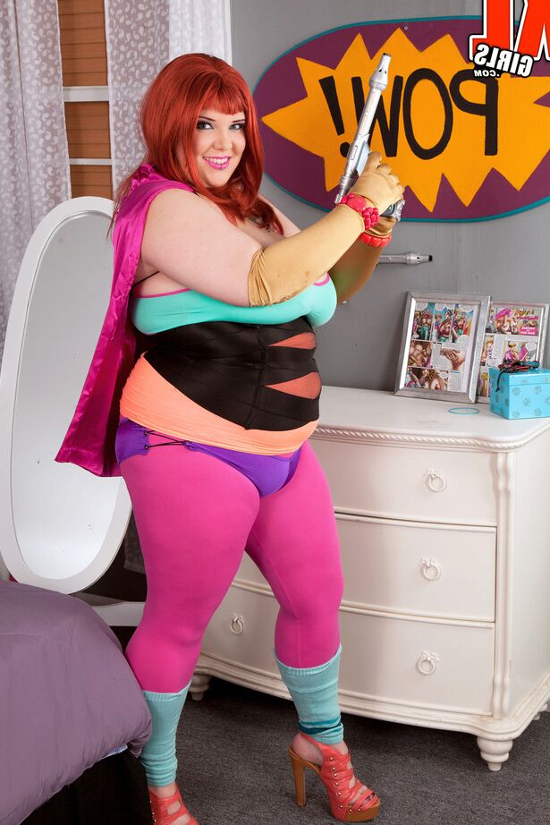 Die 16P Redhead BBW Kitty McPherson zieht ihr Cosplay-Outfit aus, um nackt zu posieren
