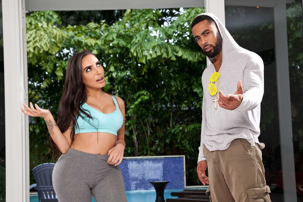 21P Hot Latina Lela Star révèle son gros cul et prend une BBC dans son trou d'amour