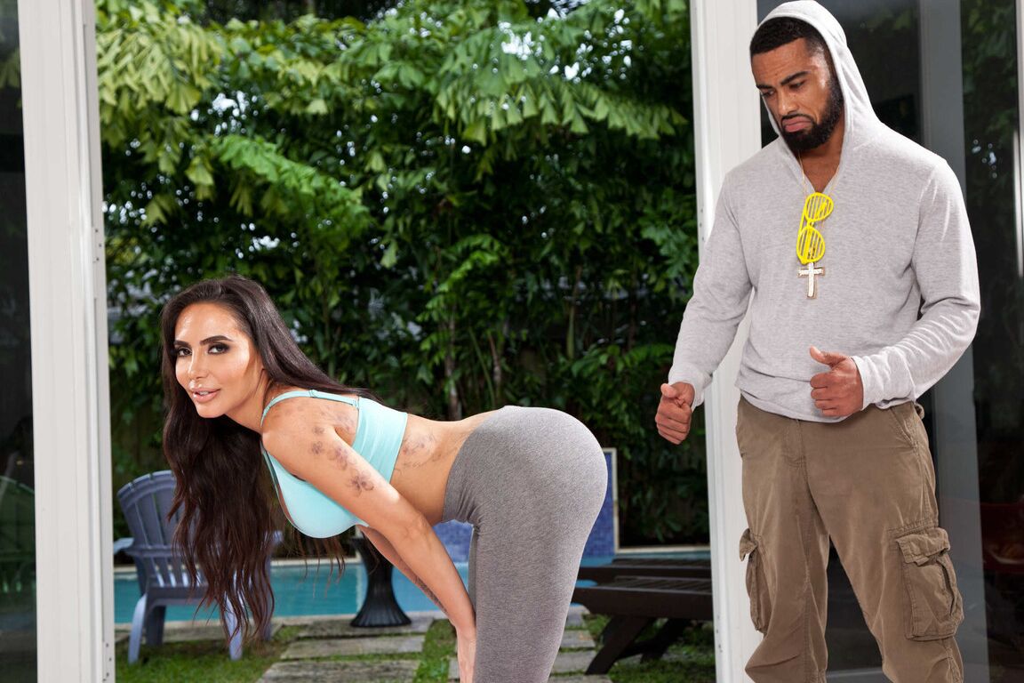 21P Hot Latina Lela Star révèle son gros cul et prend une BBC dans son trou d'amour