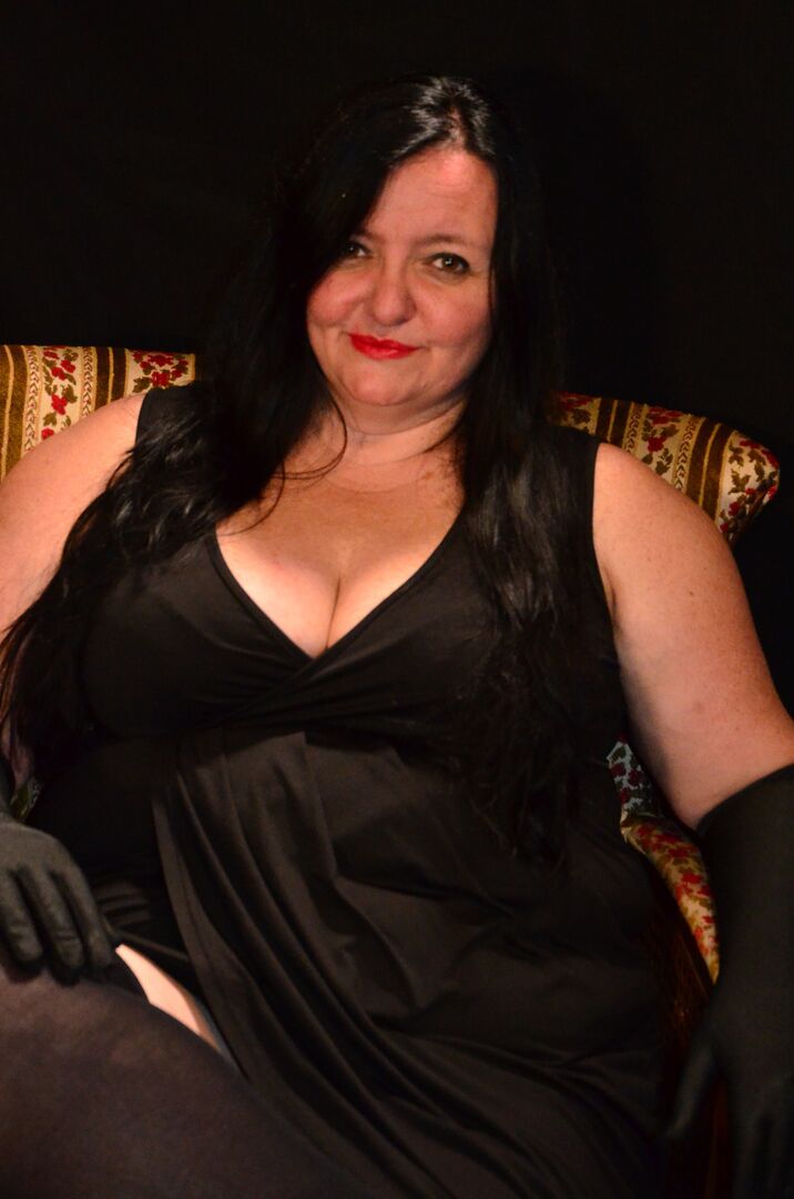 16P Madura de pelo oscuro BBW británica Foxx agarra su gran culo durante la acción bajo la falda