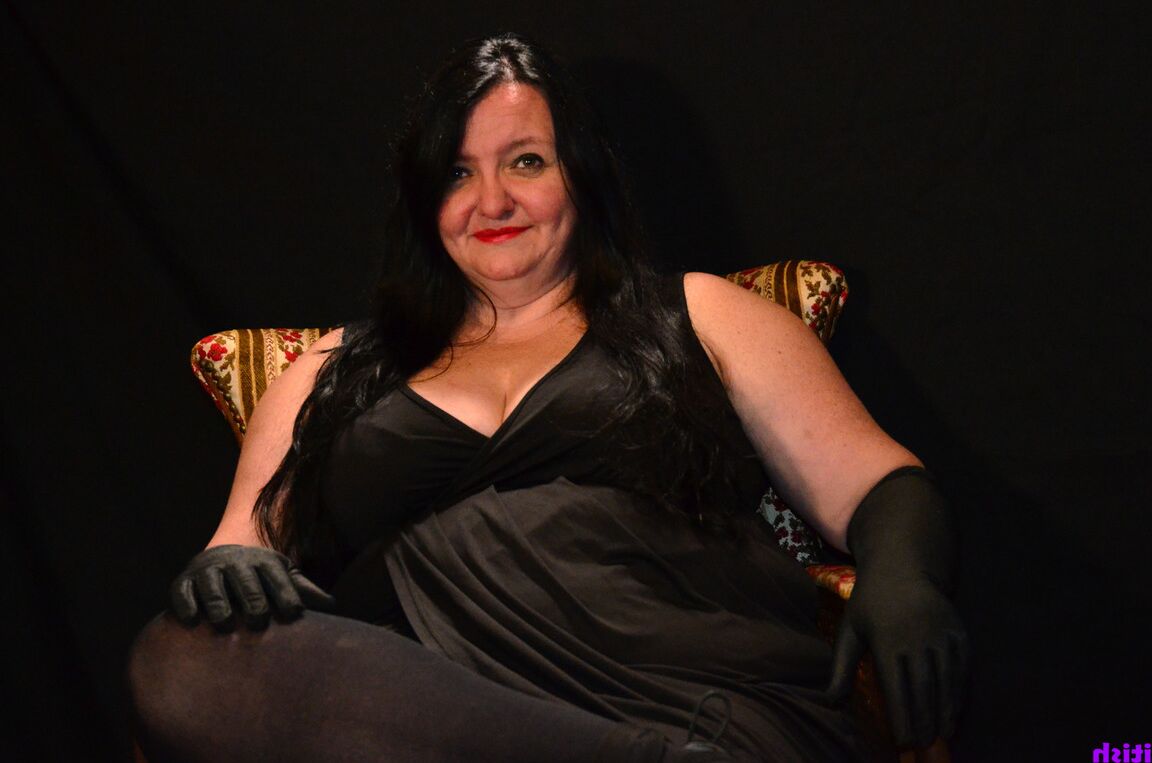 16P Madura de pelo oscuro BBW británica Foxx agarra su gran culo durante la acción bajo la falda