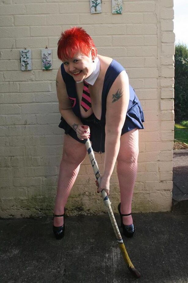 20P La pelirroja mayor Valgasmic Exposed estaciona su vagina en un palo de hockey sobre césped