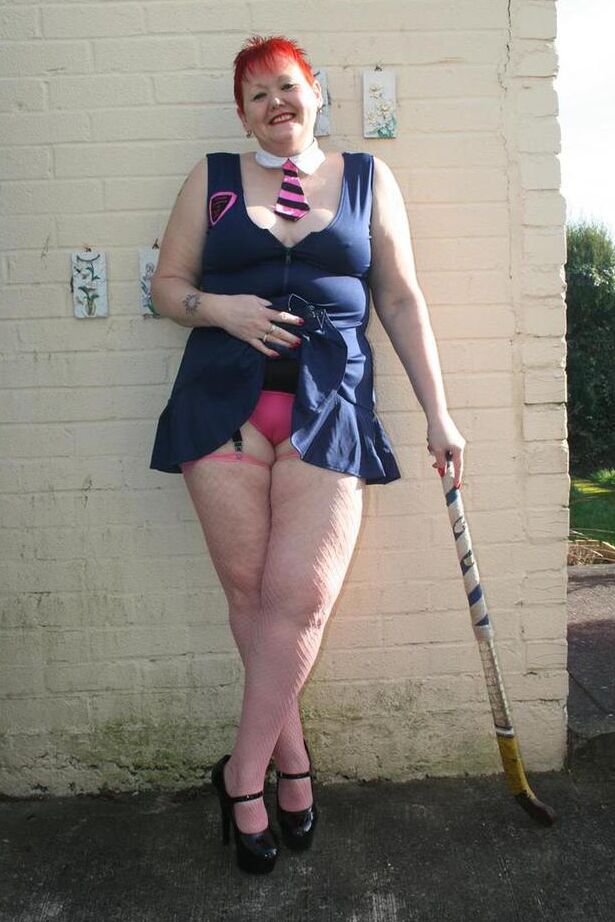 20P La pelirroja mayor Valgasmic Exposed estaciona su vagina en un palo de hockey sobre césped