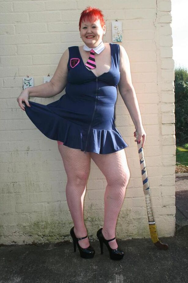 20P La pelirroja mayor Valgasmic Exposed estaciona su vagina en un palo de hockey sobre césped