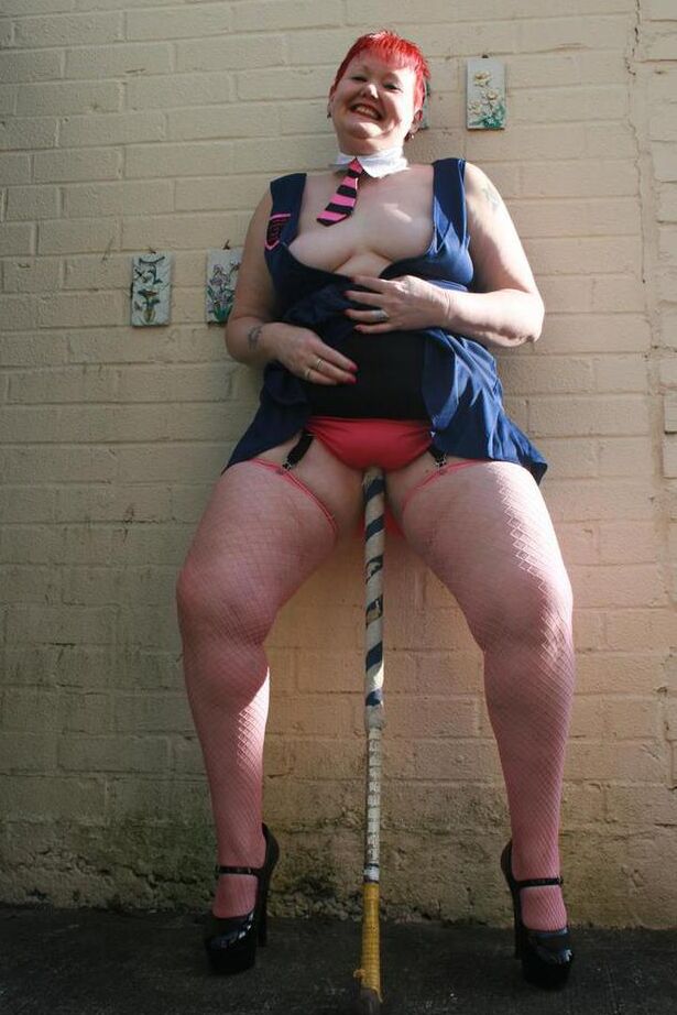 20P La pelirroja mayor Valgasmic Exposed estaciona su vagina en un palo de hockey sobre césped