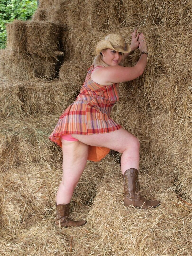 16P Amateur BBW Samantha gets naked in cowgirl boots and a hat while in a haymow