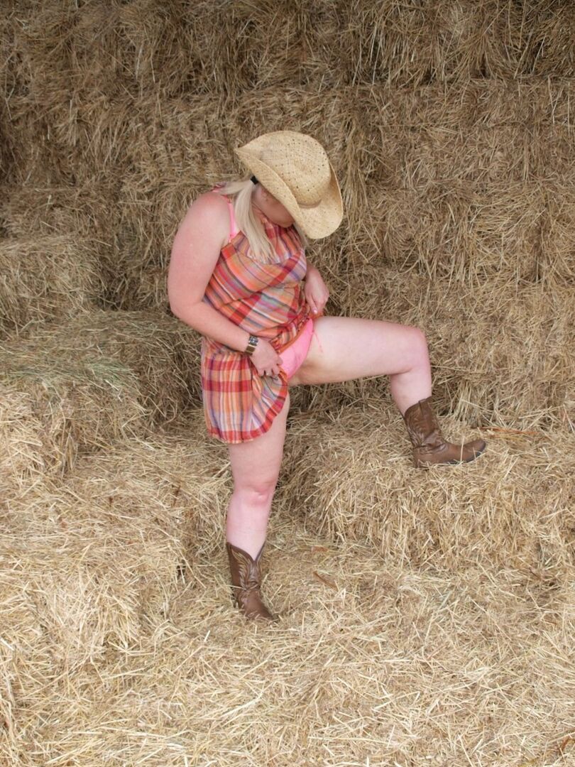 16P Amateur BBW Samantha gets naked in cowgirl boots and a hat while in a haymow