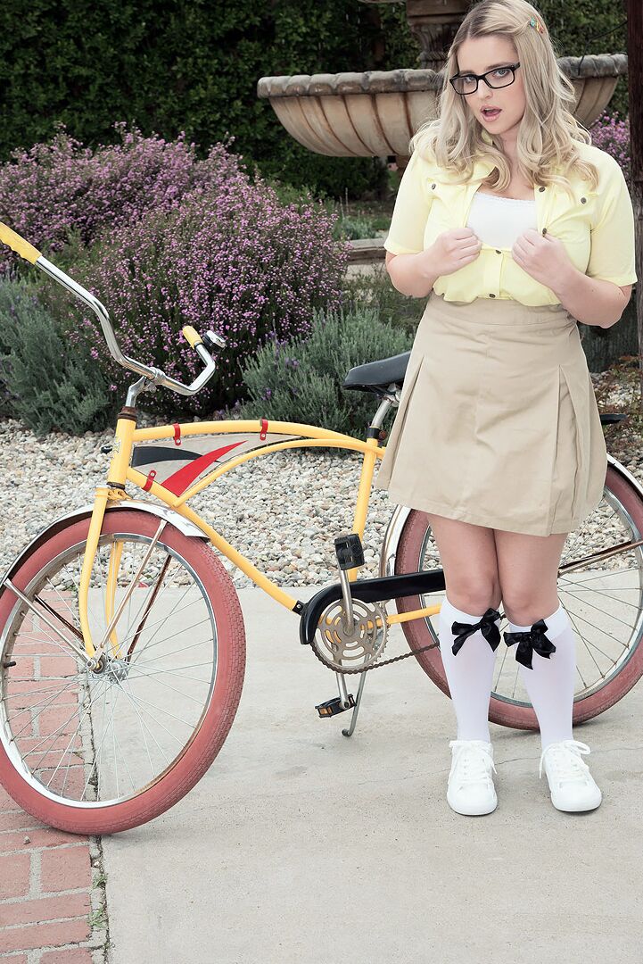 16P かわいい Codi Vore が自転車を止めてぽっちゃり巨乳を外に露出させる