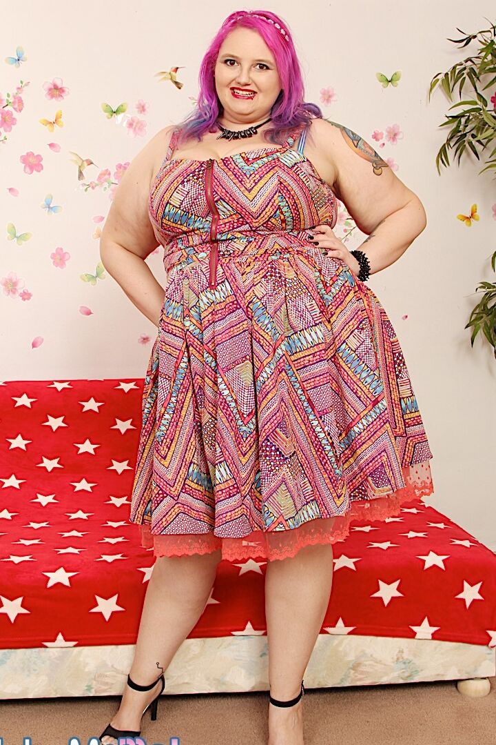 16P SSBBW com cabelo rosa Sara Star levanta a barriga para tocar sua buceta com tesão