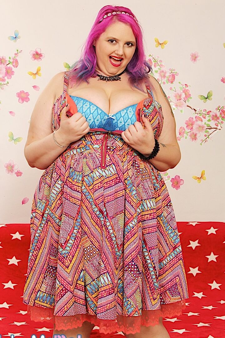 16P SSBBW com cabelo rosa Sara Star levanta a barriga para tocar sua buceta com tesão