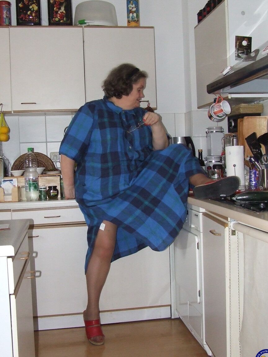 21P Birgid, ama de casa madura gorda, se masturba con un pepino en la cocina