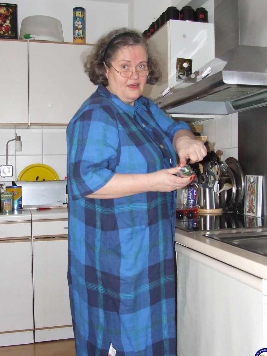 21P Birgid, ama de casa madura gorda, se masturba con un pepino en la cocina