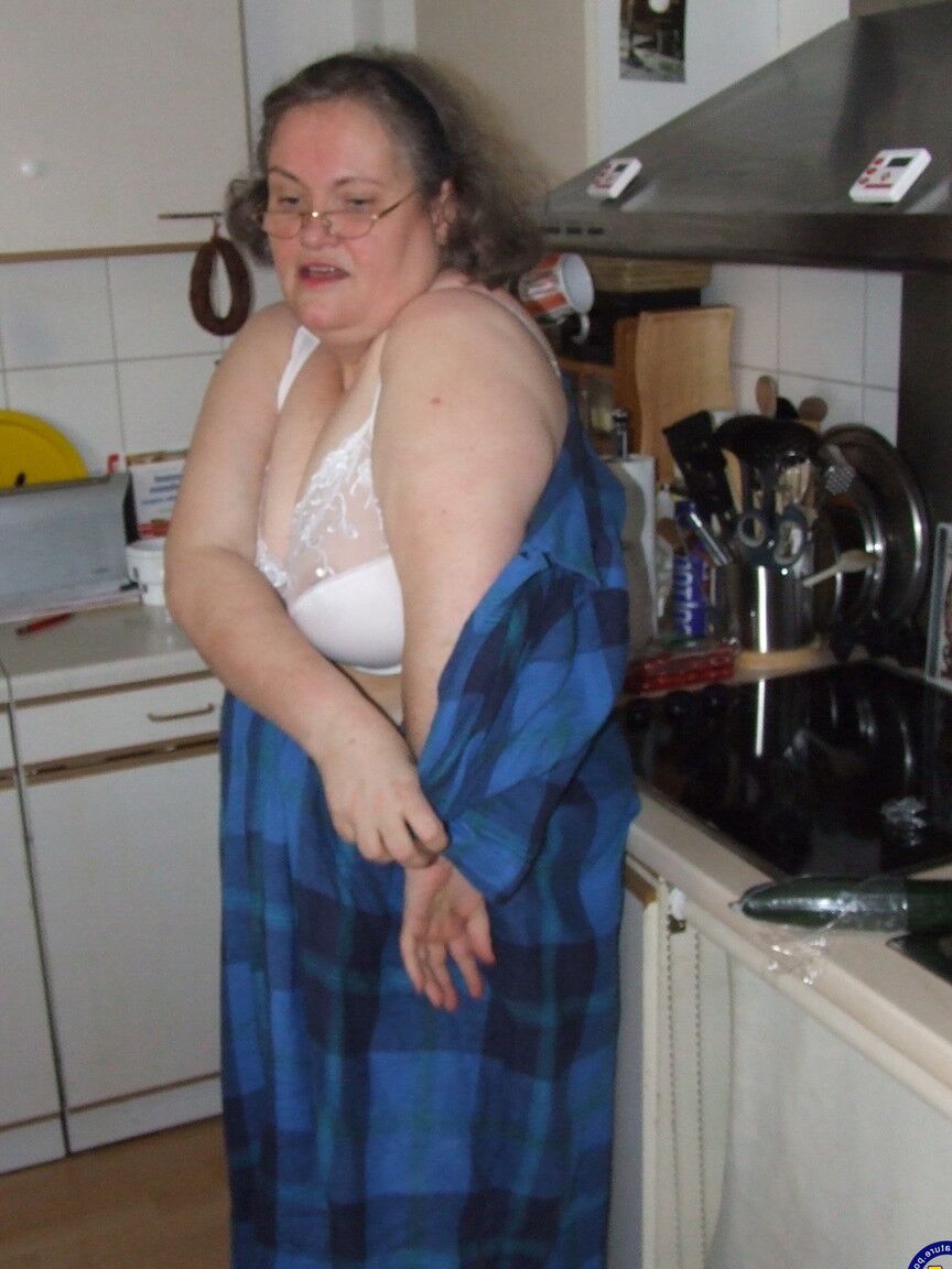 21P Birgid, ama de casa madura gorda, se masturba con un pepino en la cocina