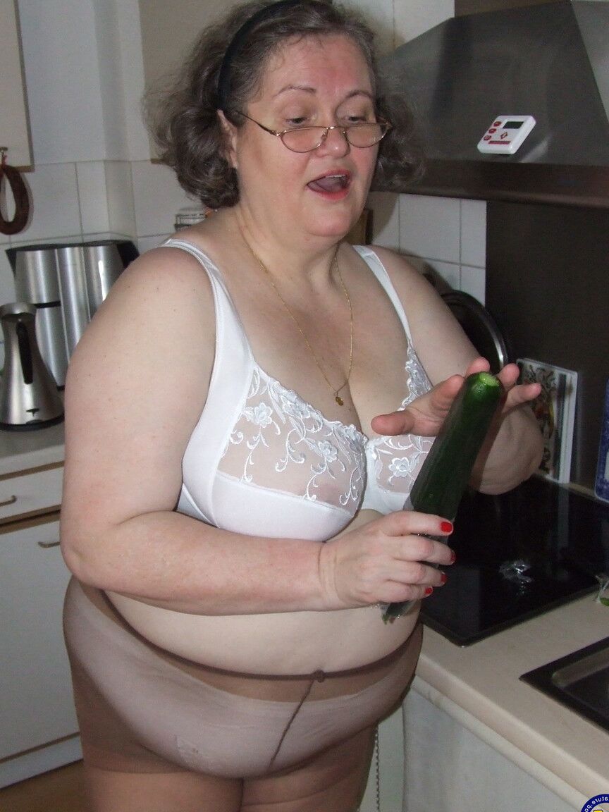 21P Birgid, ama de casa madura gorda, se masturba con un pepino en la cocina