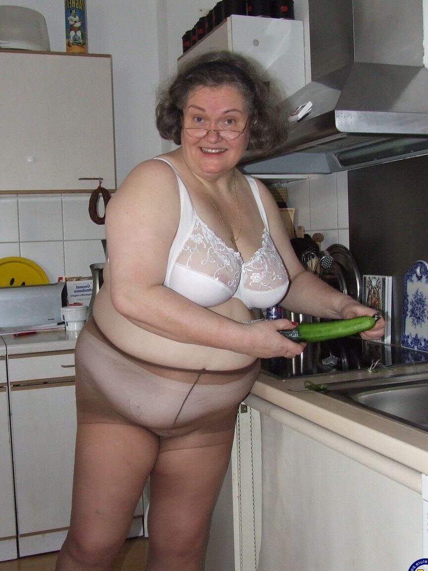 21P Birgid, ama de casa madura gorda, se masturba con un pepino en la cocina